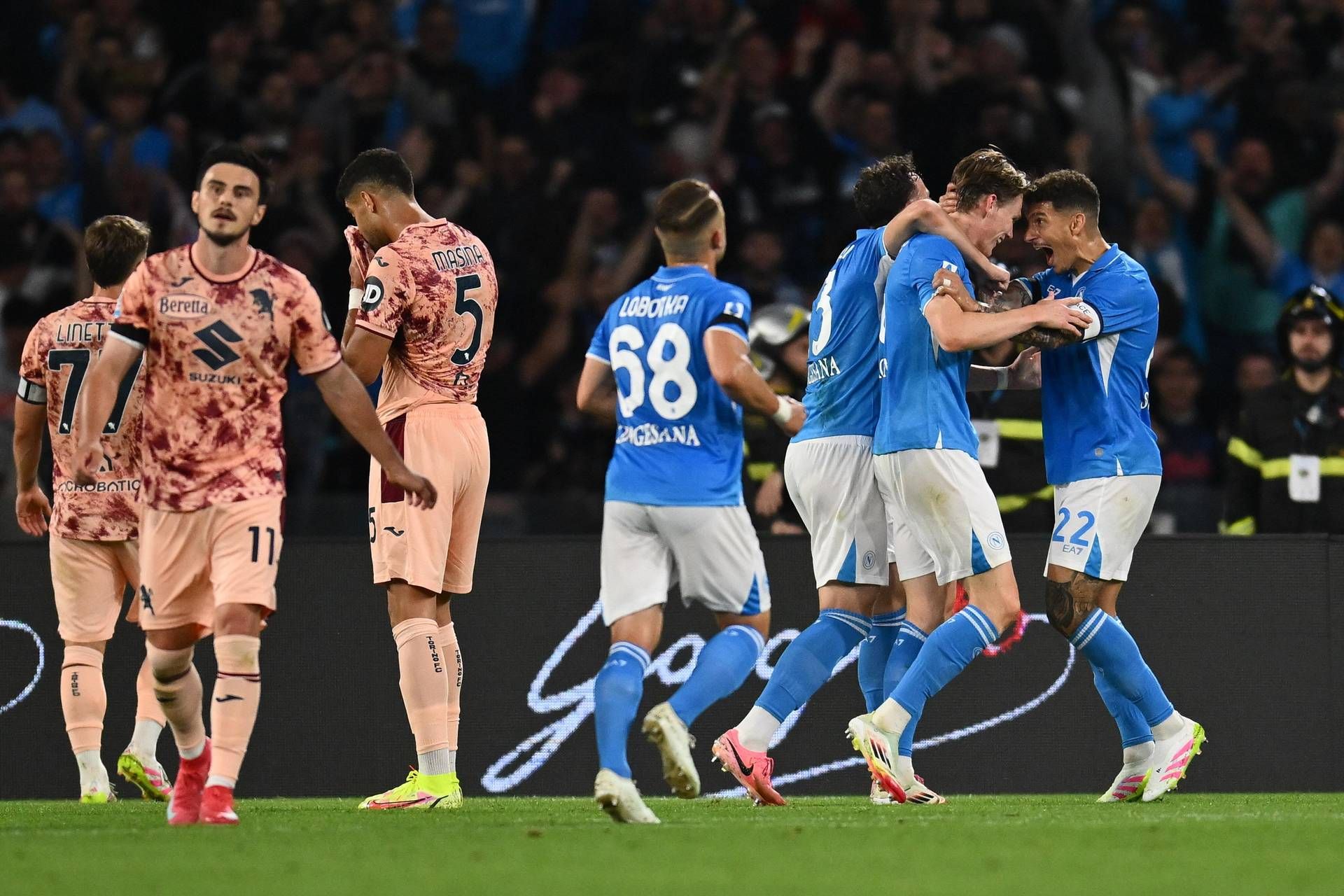 Fine primo tempo di Napoli-Torino: si va negli spogliatoi quindi con il doppio vantaggio e un crescente entusiasmo. Sembra quasi...