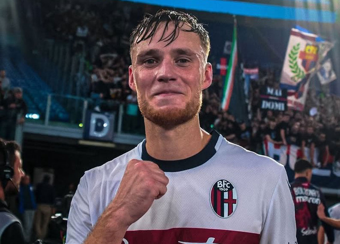 Sam Beukema, difensore olandese classe 1998 cresciuto nel settore giovanile del Go Ahead Eagles, si è imposto come una delle certezze del Bologna degli ultimi anni e come un profilo di grande interesse nel panorama calcistico europeo. Con un trasferimento di circa 10 milioni di euro, è approdato in Italia nell’estate 2023 dall’AZ Alkmaar e si è rapidamente integrato nel sistema di gioco di Thiago Motta, diventando un elemento chiave della sua retroguardia.