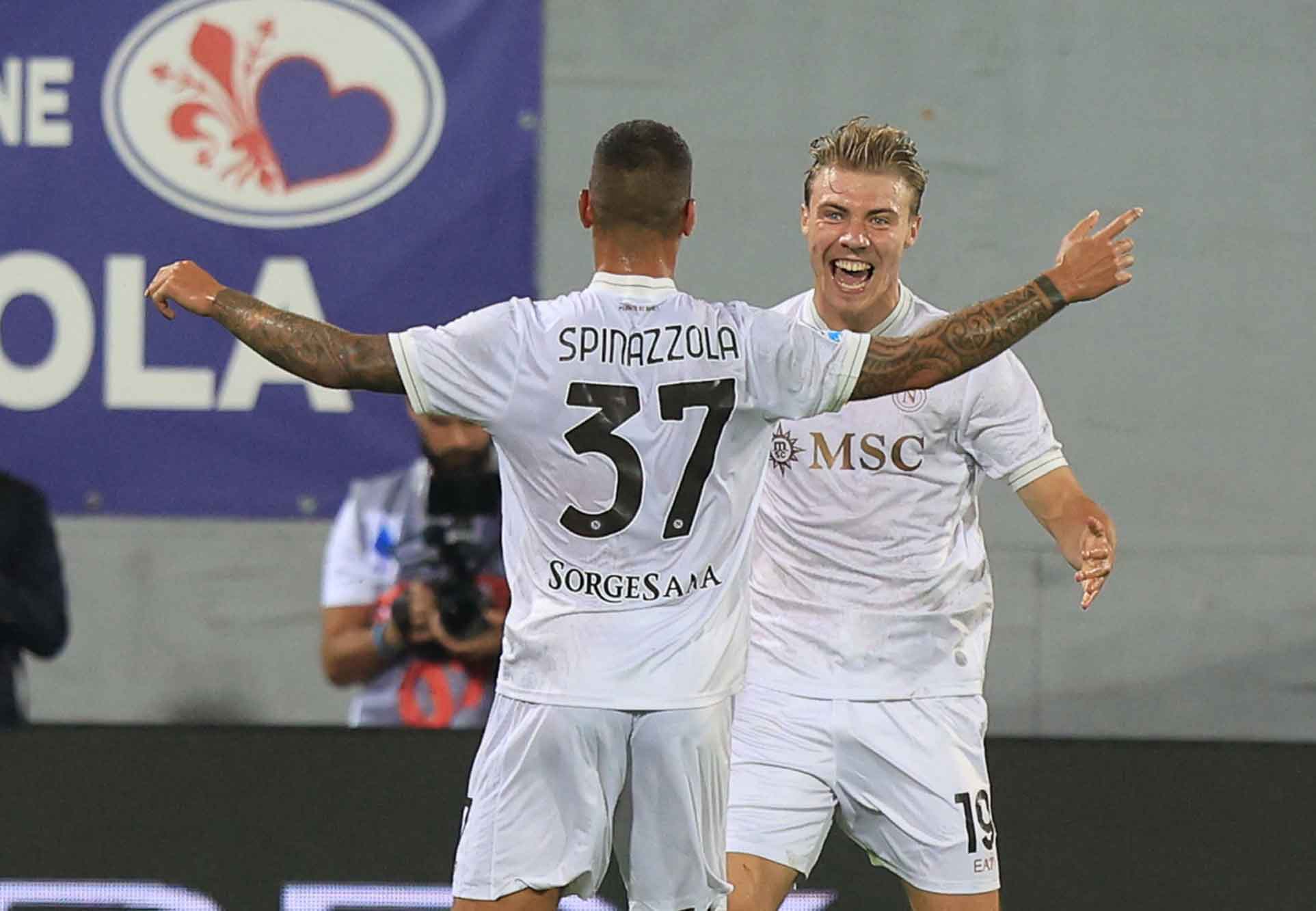 Nella piovosissima notte di Firenze il Napoli si presenta in "smoking bianco" e gli occhi della Tigre, Fiorentina battuta al Franchi 3-1.
