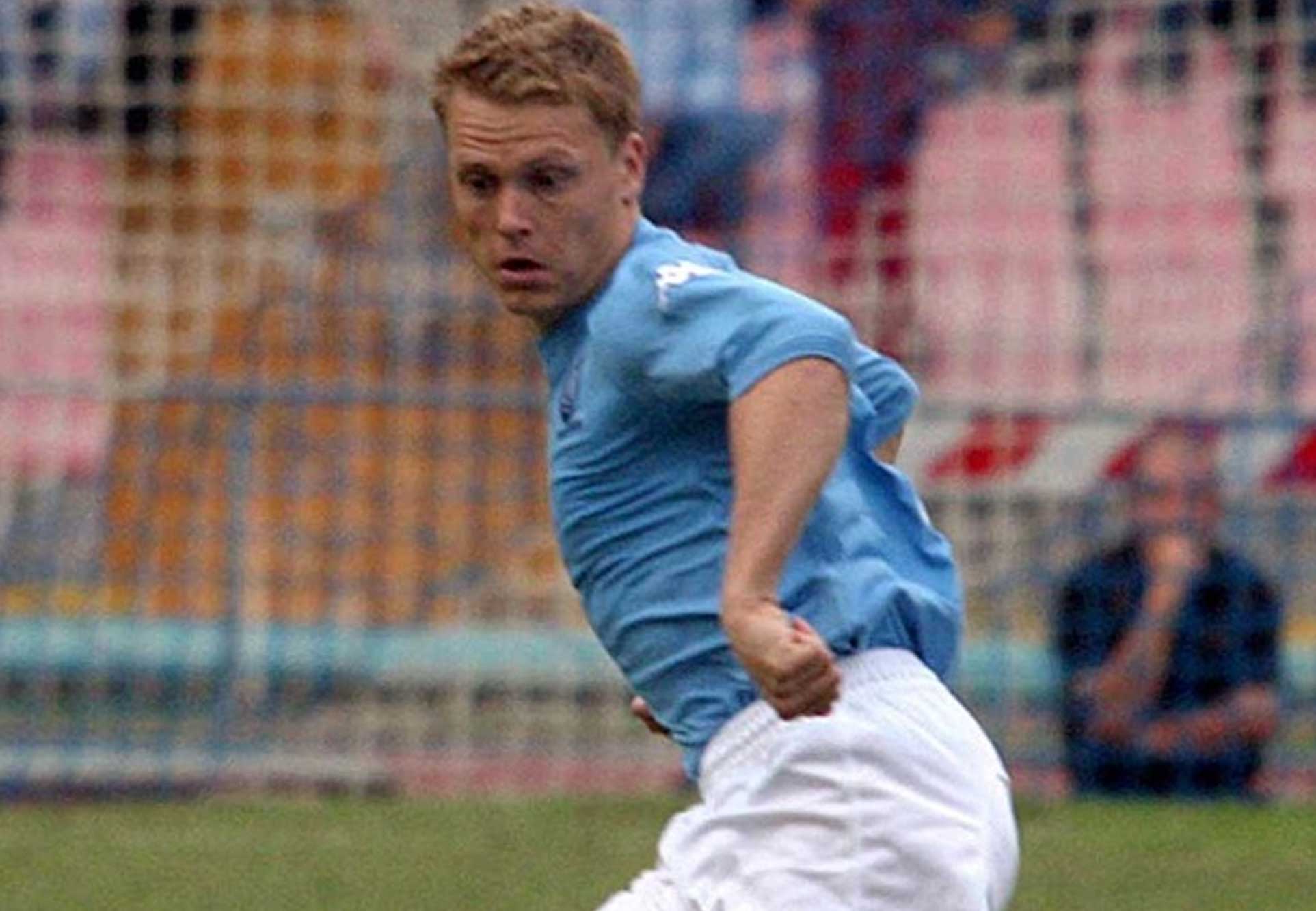 Karl Corneliusson arriva in Italia nel gennaio 2004, con un curriculum di tutto rispetto ma l'esperienza al Napoli non passerà alla storia..