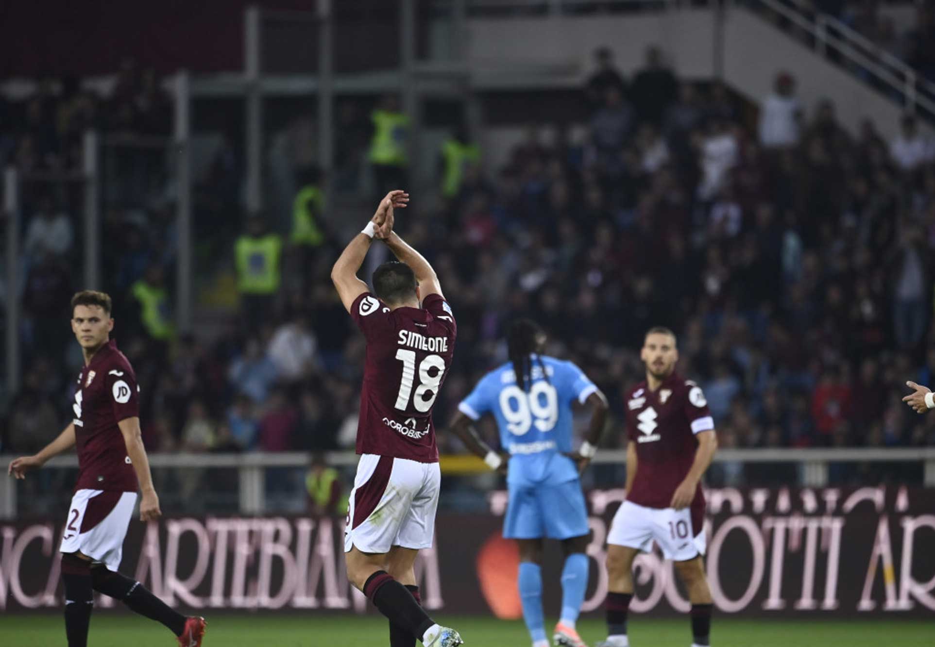 Le pagelle di Torino-Napoli 1-0 a cura di Gabriele Vernucci. Conte: 3 - Subire gol e non farne nemmeno uno al Torino è un'impresa...