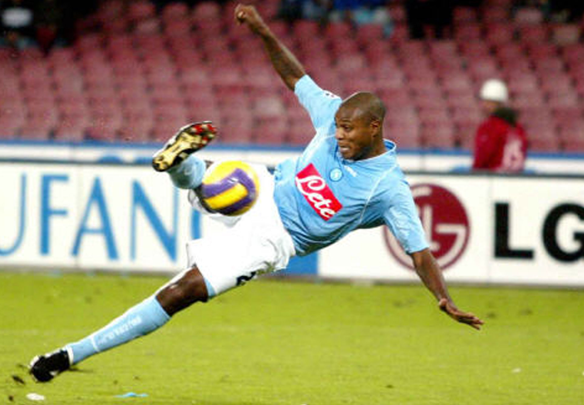 La partita Amarcord Napoli-Parma 1-0, si gioca il 9 dicembre 2007 e vedrà il Napoli girare pagina dopo Bergamo, con il gol di Zalayeta..