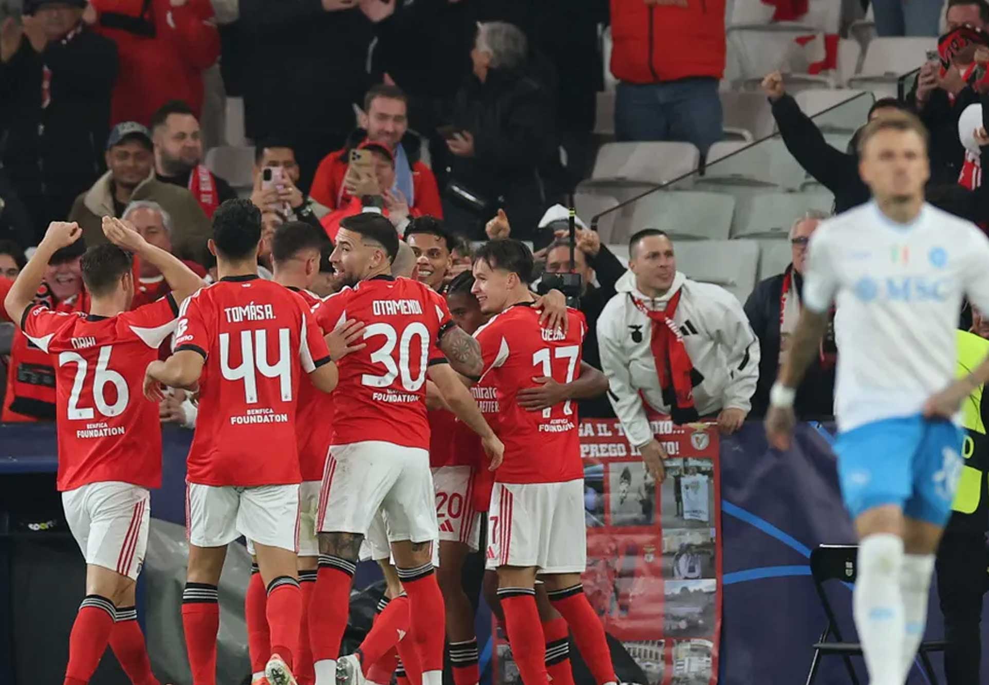 Come mai il Napoli avrebbe perso con il Benfica? Da quel che mi pare di capire, oltre al solito Conte che "non sa giocare la doppia competizione" il colpevole nello specifico questa sera è Vanja Milinković-Savić*, che riceve il testimone da quello olandese (Lucca), che l'aveva ricevuto dall'inglese (Di Lorenzo), mentre in casa con il Francoforte c'era vento (...) e senza la sciagura serba, con lo Sporting finiva 2-2 (...).