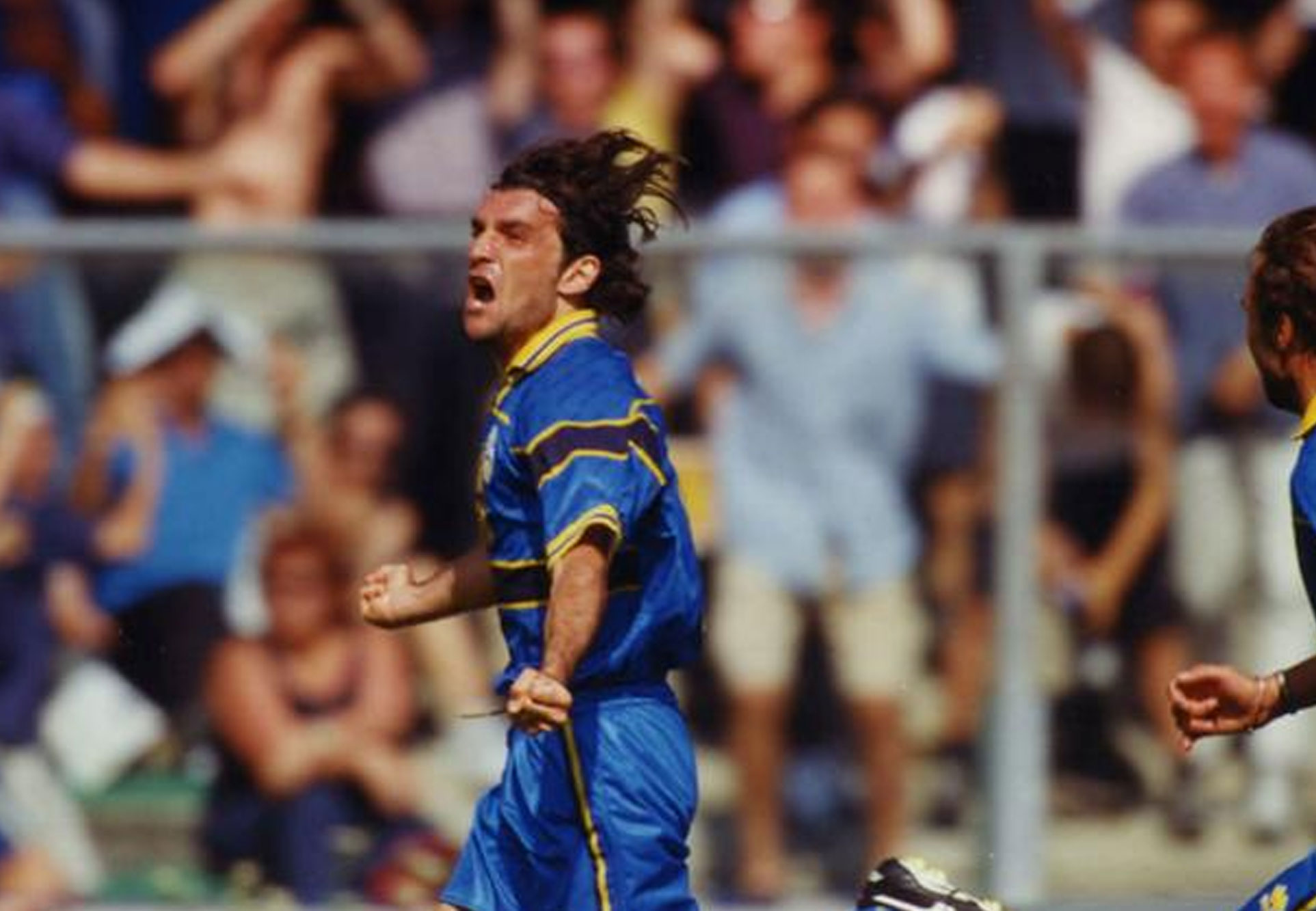 La partita amarcord Napoli-Verona 1-0 si gioca il 6 giugno 1999. Con i 3 punti i padroni di casa otterrebbero la matematica promozione in massima serie, ed affrontano un Napoli che, dopo la fallimentare gestione Ulivieri arriva nel Veneto completamente privo di obiettivi.