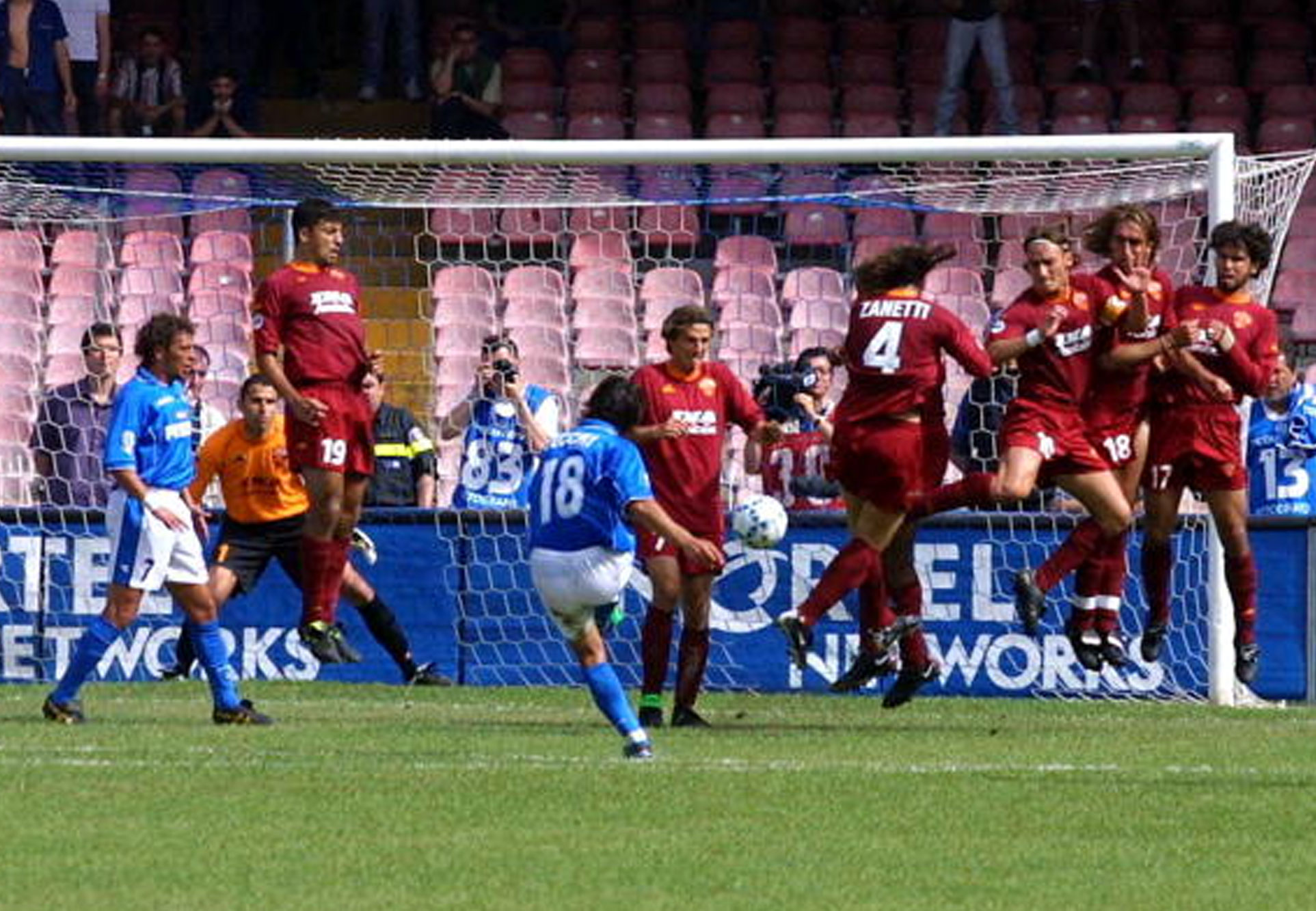 La partita amarcord Napoli-Roma 2-2 si gioca il 10 giugno 2001.Le speranze degli azzurri di agguantare la salvezza sono ormai ridotte...