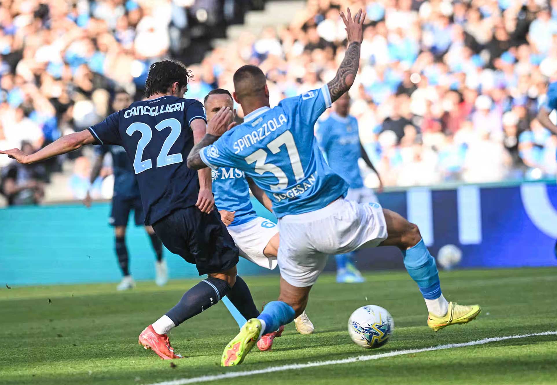 La prestazione del Napoli nella partita Napoli-Lazio 0-2 ieri giocata e persa malamente al Maradona meritava di essere fischiata? sì. Ma il Napoli, il Napoli composto dai calciatori e dall'allenatore che lo rappresentano da due stagioni a questa parte, meritano di essere fischiati? E' davvero sufficiente una (fossero anche due, tre, quattro o entro certi limiti umanamente accettabili) partita per quanto persa indegnamente come quella di ieri a giustificare quei fischi?